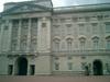 バッキンガム宮殿。誰も立ち入れない場所で衛兵は何を守っているというのか。だたの飾りか。