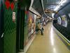 黒地に緑と赤のデザインが良さげなShepherd'sBush駅(CentralLine)